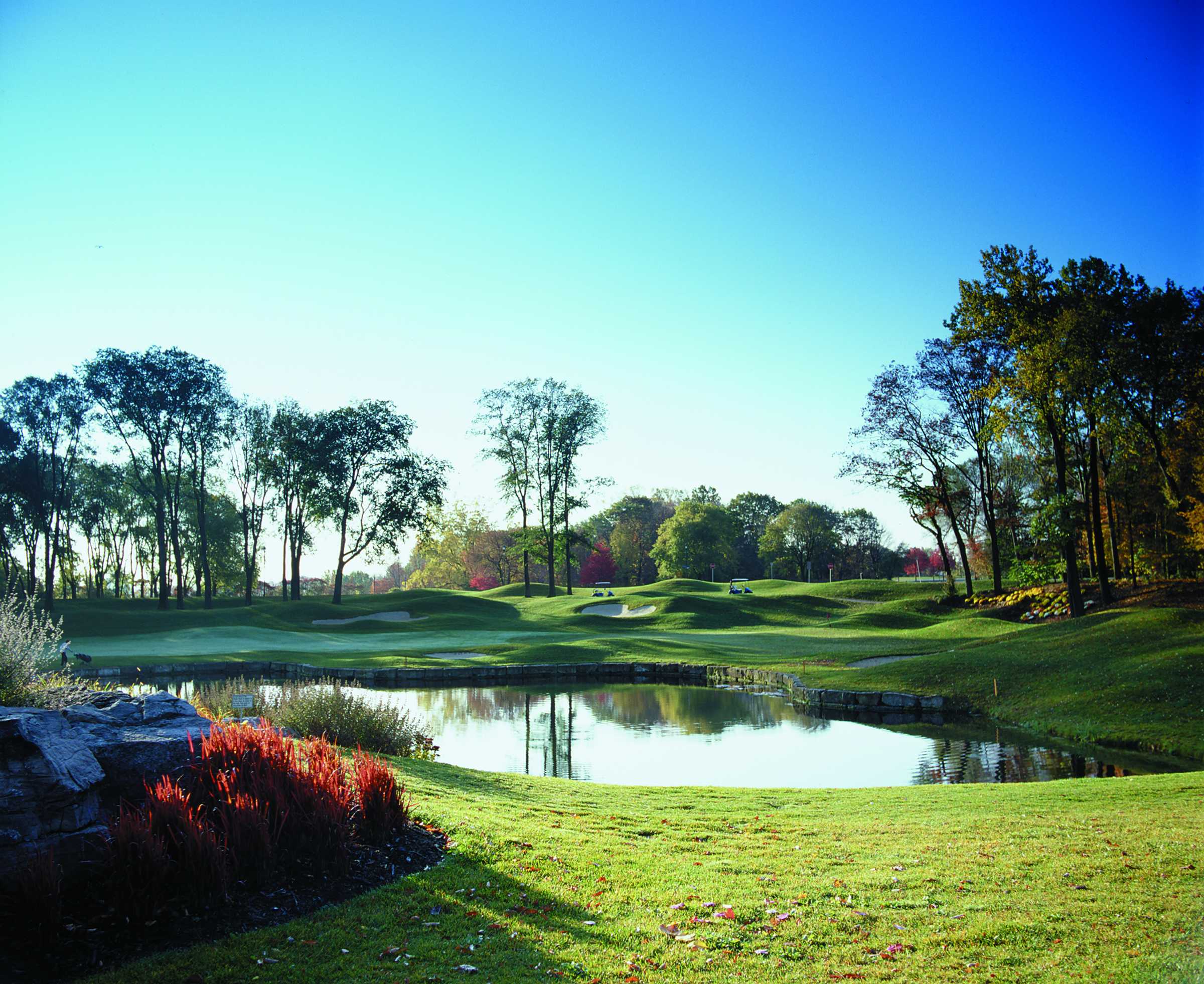 Green fairway and bunkers at Whirlpool Golf Course’s second hole